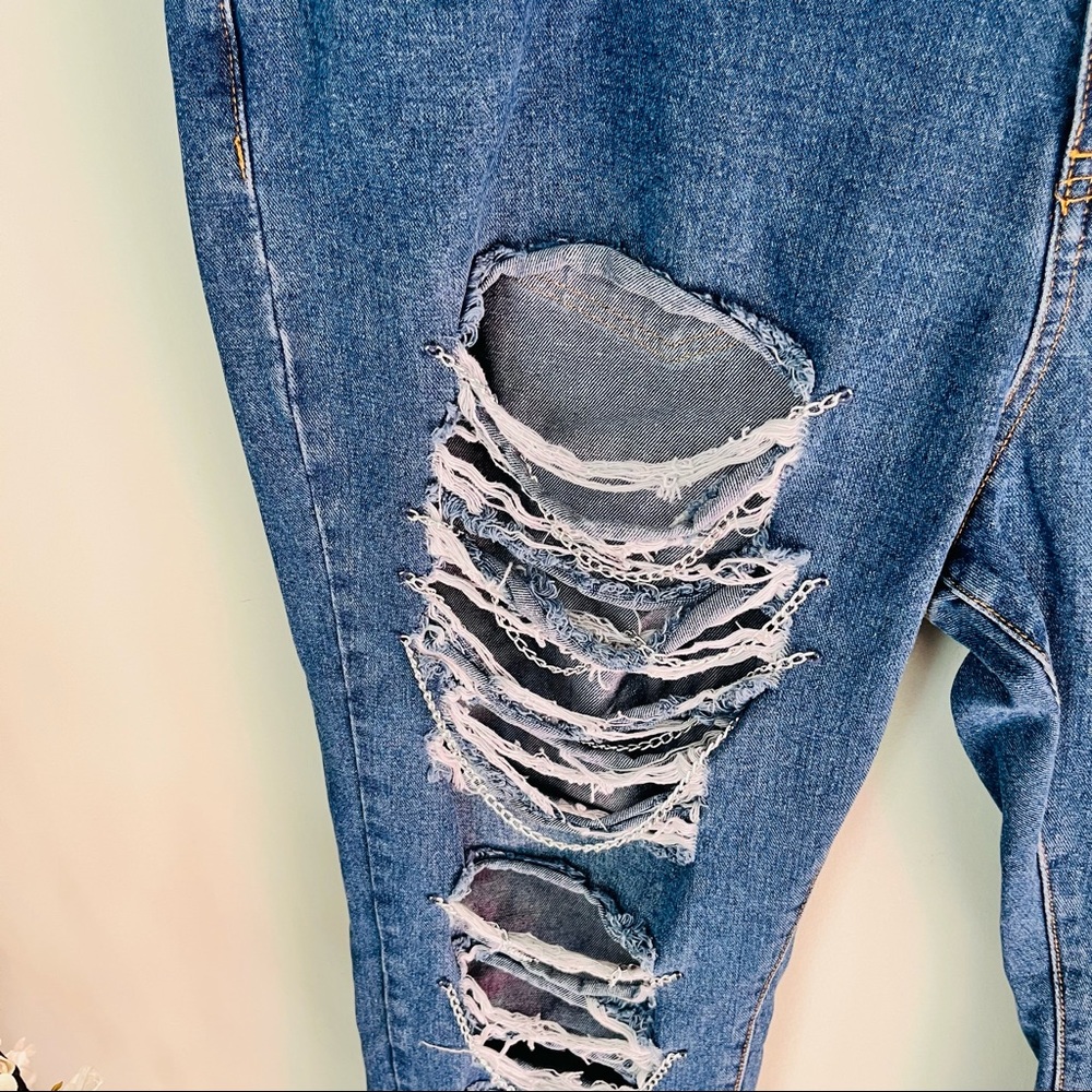 Forever 21+ Distressed Chain Boyfriend Jeans Size 18 - Picture 4 of 6